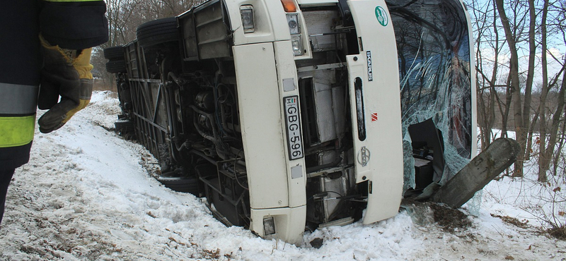 Menetrend szerinti busz borult fel a Bakonyban, többen sérültek