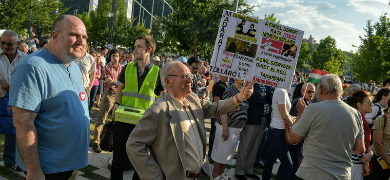 "A tiltakozás szintet lép" - tüntettek a Belvárosban