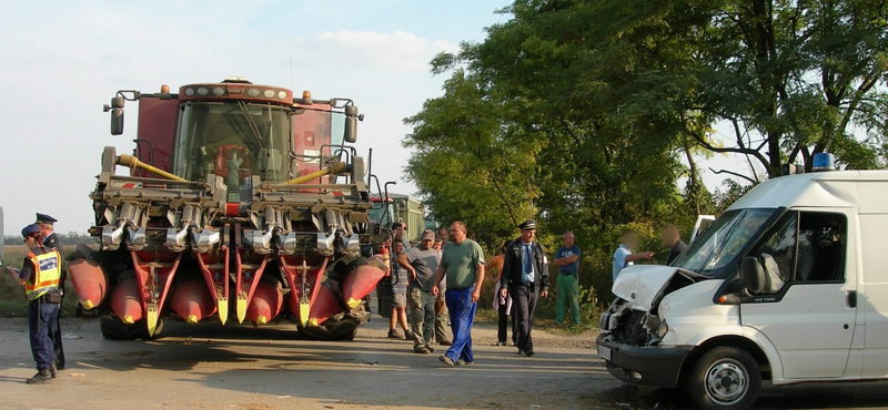 Kombájnnal ütközött egy rabszállító, négyen megsérültek