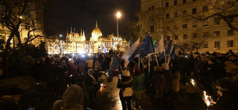 Gyertyákat gyújtottak a demonstrálók a Nagy Imre-szobor hűlt helyén a Kossuth téren