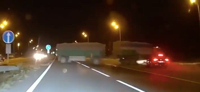 200+ km/h-val csapódott az autó az előtte átguruló teherautóba – videó