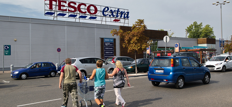 Emeli a kiszállítási díjakat a Tesco