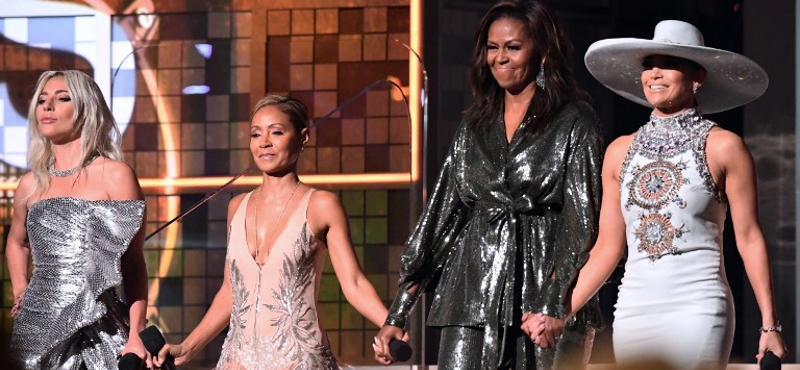 A legnagyobb popdívák mellett csillogott Michelle Obama a Grammy-gálán – állva tapsolták