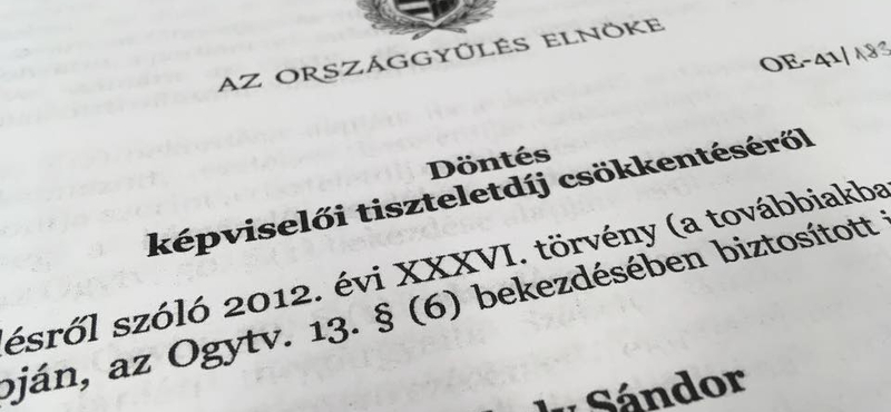 Kövér egyedül eldöntötte: egyhavi fizetést von meg a tiltakozó ellenzéki képviselőtől