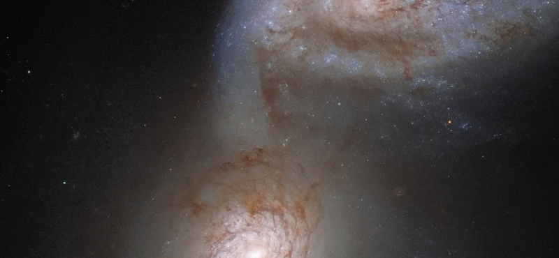 „Sziámi ikrek” az űrben: furcsán összeolvadó galaxisokat vett észre a Hubble, le is fotózta őket