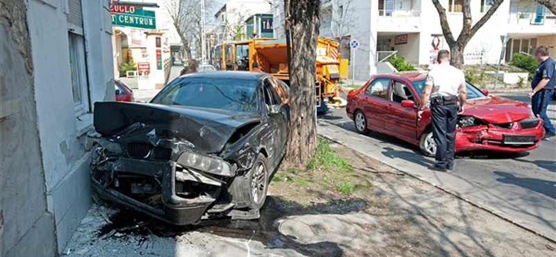 Fotó: házfalnak csapódott egy autó Zuglóban