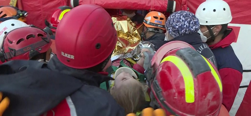 Élve mentettek ki a romok alól egy hároméves kislányt, 65 órával a törökországi földrengés után