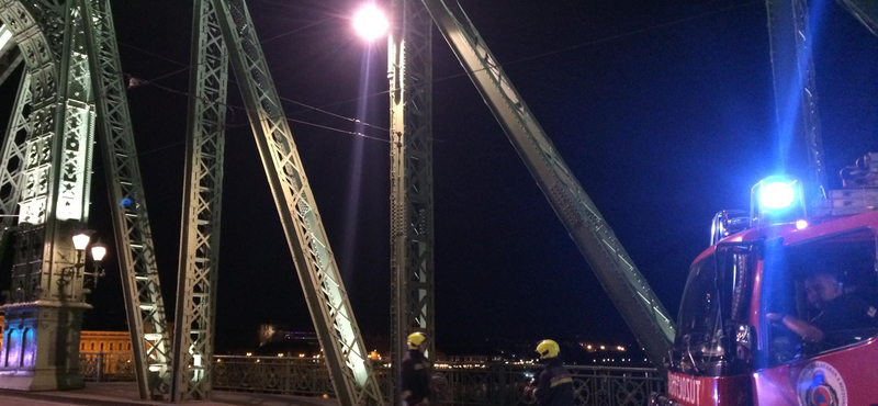 Felmászott egy ember a Szabadság hídra