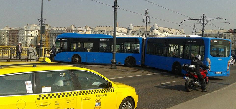 Fotók: Teljesen lebénította a Margit hidat egy keresztbe fordult busz