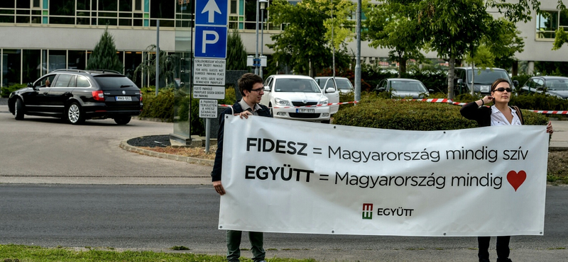 Molinóval tiltakozott az Együtt a Fidesz frakcióülésénél