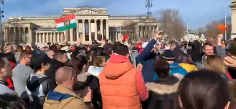 Maszk nélkül tüntettek Gődényék a Hősök terén