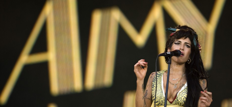 Újra Amy Winehouse vezeti a brit lemeztoplistát