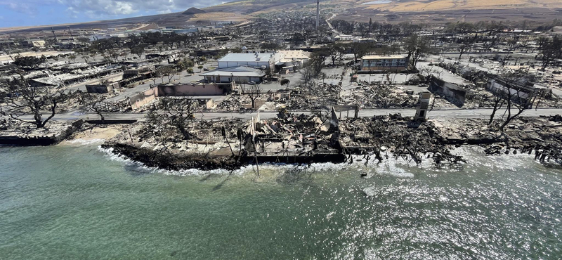 Hawaii: drámai videón a tűz elől az óceánba ugró emberek