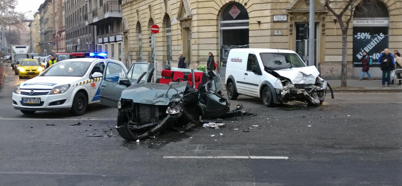 Két autó karambolozott súlyosan a IX. kerületben