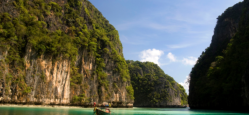 Felborult egy hajó, eltűnt turistákat keresnek a thaiföldi Phuket szigeténél