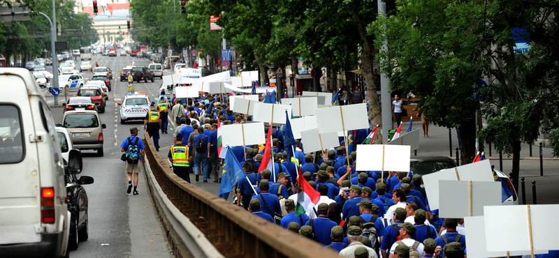 Ma mozdonyvezetők és buszsofőrök tüntetnek a Parlamentnél