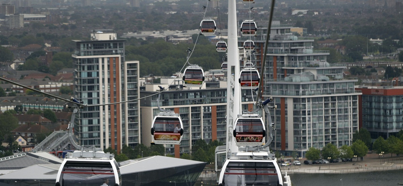 Hatvan utassal állt a levegőben fél óráig a londoni függővasút