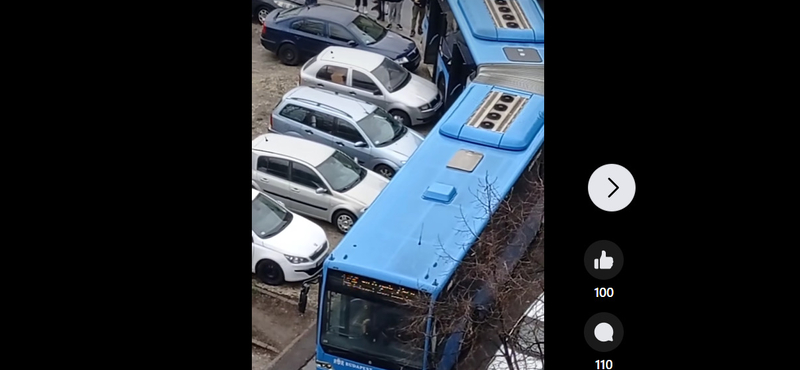 Eltévedt egy busz a Havanna-lakótelepen, és a parkoló autókat sem kímélte