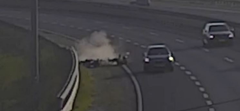 Súlyos motoros baleset az M85-ösön – nem nézett a tükörbe az autós
