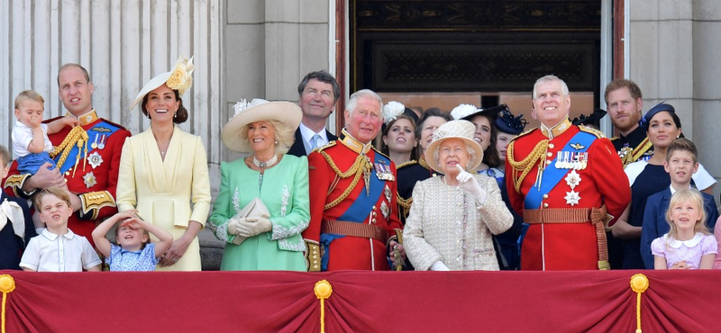 Harry és András herceget is száműzte Erzsébet királynő a Buckingham-palota erkélyéről