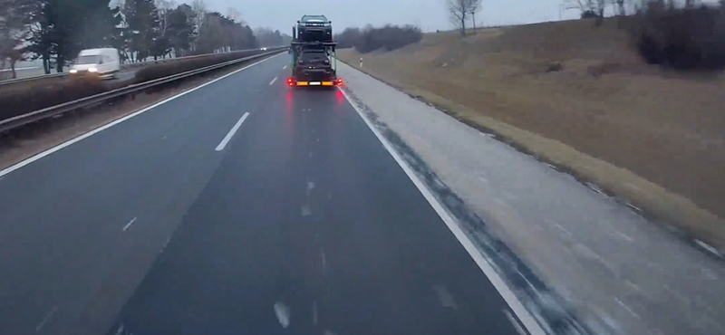 Videó: Így repkedtek a tömeges defektet okozó fémszilánkok az autósok előtt az M1-esen