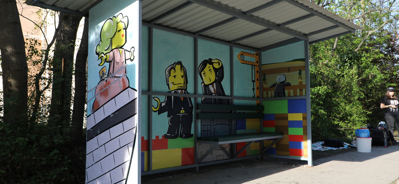 Lego-figuraként tűnt fel Mészáros Lőrinc és Várkonyi Andrea egy Orbán háza melletti buszmegállóban