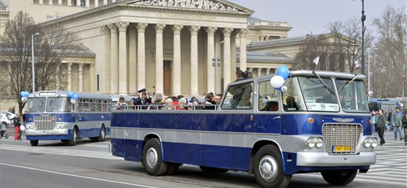 Száz éve utazunk buszon - akkor még le lehetett bárhol inteni az Andrássyn