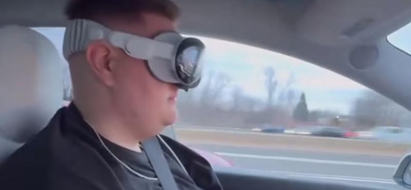 Meg is van az Apple virtuálisvalóság-szemüvegének első közveszélyes felhasználója: a sofőr, aki egy ilyenben vezet