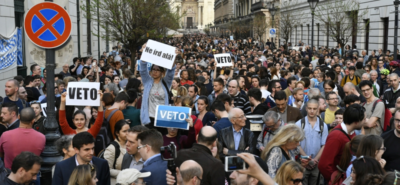 "Vétózzál" és "Ruszkik haza" - Élőlánc volt a CEU-nál, majd dulakodás a Kossuth téren