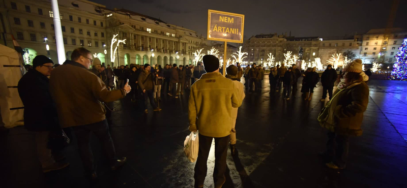 Mára is bepróbálkoztak egy tüntetéssel, de csak pár tucatnyian mentek el