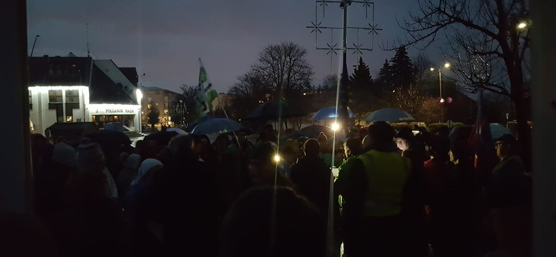 Tüntettek Érd főterén, lekapcsolták a közvilágítást