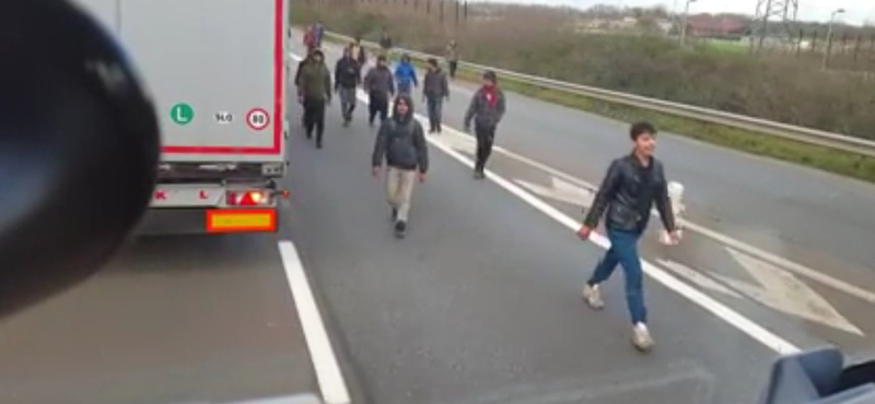 Ez a brutális valóság: videó a migráns-kamionos háborúról Calais-ban