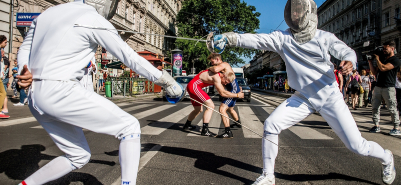 Fotók: Flashmob volt a Nagykörúton, olimpikonokról nevezik el a megállókat