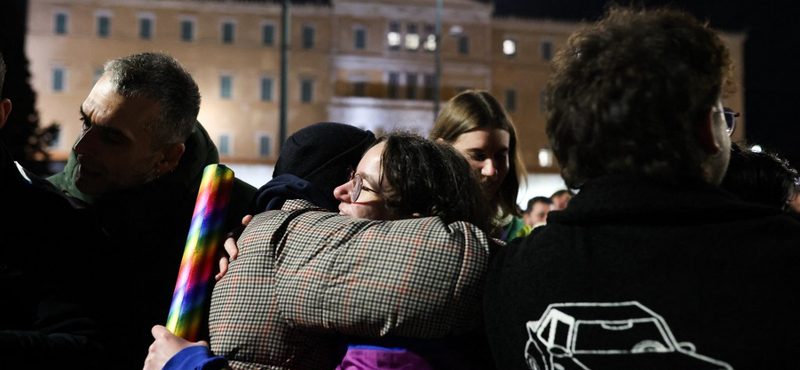 Görögországban legalizálták az azonos neműek házasságát