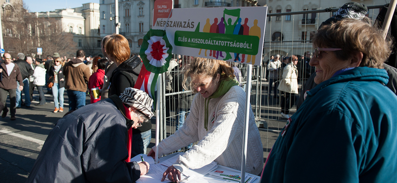 "Hajrá" - Mesterházy is aláírta az LMP népszavazási ívét