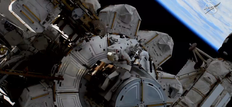 Ezen a videón élőben nézheti, ahogy az űrhajósok tesznek-vesznek a Nemzetközi Űrállomás külsején