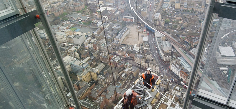 Greenpeace-esek másznak fel egy londoni felhőkarcolóra