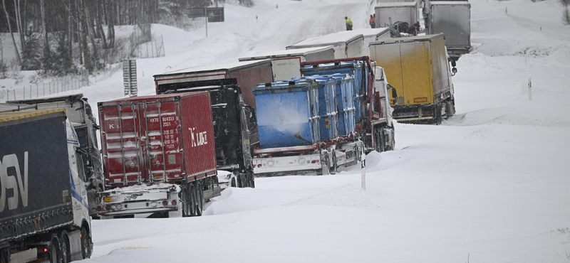 Káoszt okozott a havazás Svédországban, autósok százai rekedtek hosszú órákra a fagyban