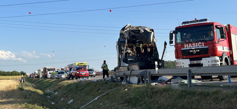 Budapestről Prágába tartó busz ütközött össze egy másik busszal Brno mellett, az egyik sofőr meghalt, 76 ember megsérült