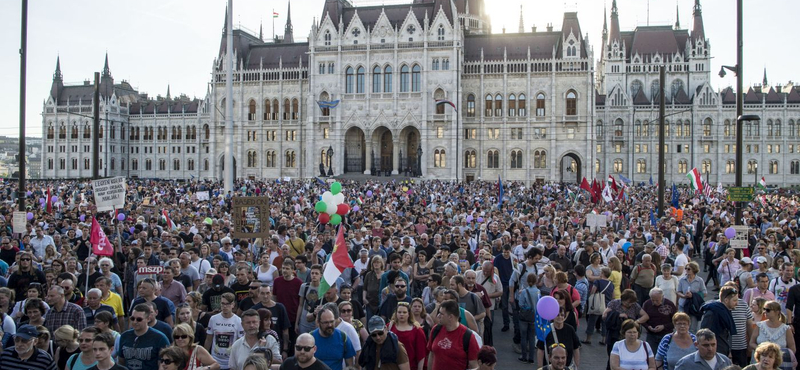 Kiraknák az MSZP-közeli kutatóintézetet a Kossuth térről