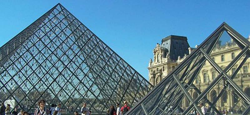 Áttér a ledes világításra a párizsi Louvre