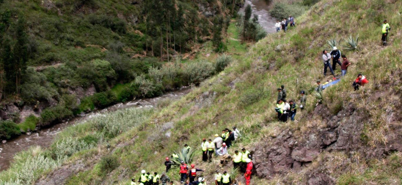 Fotó: szakadékba zuhant egy busz Ecuadorban