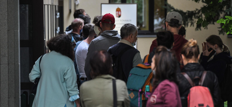 Több magyar dolgozott idén júliusban, átlag 10 hónapig keresünk munkát