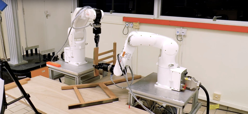 Imádja az IKEA-t, de utálja összeszerelni a bútorokat? Itt a robot, ami 20 perc alatt végez – videó
