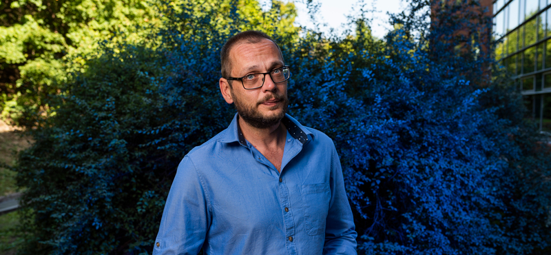 Kőhalmi Zoltán elvezet a korba, ahol Putyin az első elnök, akit halála után is újraválasztottak