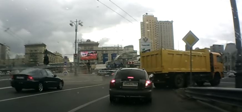 Videó: Akkorát robbant a Kamaz kereke, hogy letépte a szomszéd kocsi lökhárítóját