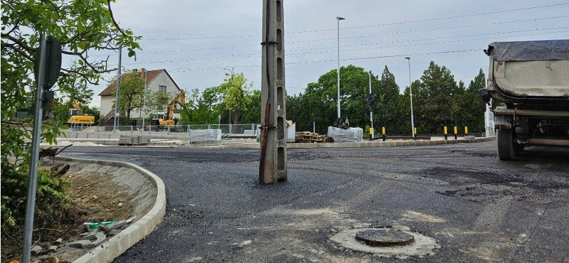 Az út közepén hagytak és körbeaszfaltoztak egy villanyoszlopot Dunaharasztiban – fotó