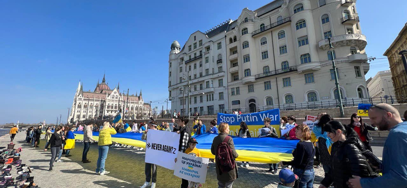 A Duna-parti cipőknél tartottak demonstrációt a Mariupolban meggyilkoltak emlékére