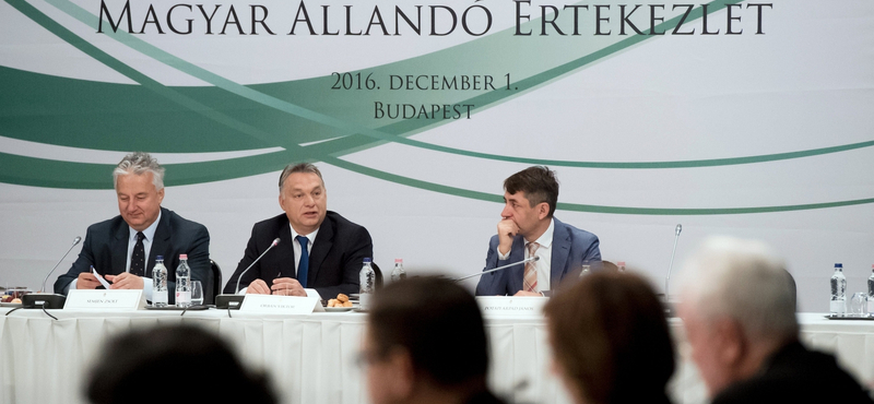 Orbán: "Altalajcsere-kísérlet zajlik Európában"