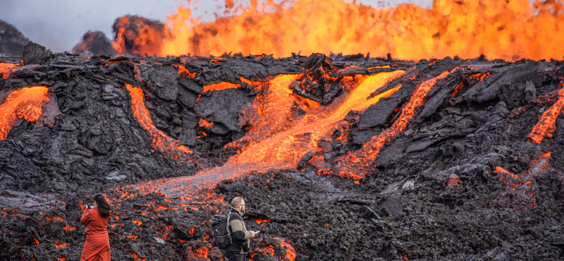 500 méter hosszan megnyílt a föld Izlandon és lávafüggöny csap fel belőle